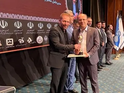 تقدیر از افشین پاک نهال در پنجمین اجلاس سراسری تکریم از چهره‌های نامی صنعت و اقتصاد کشور