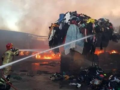 ۲ انبار لباس‌ در جاده ورامین آتش گرفت