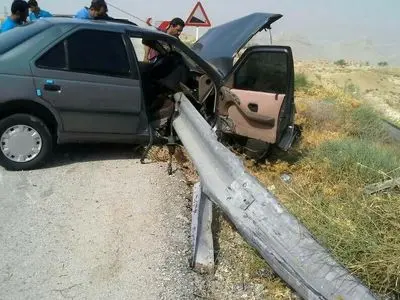 مرگ یک نفر در پی برخورد پژو با گاردریل در محور اراک - قم