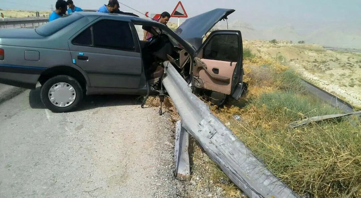 مرگ یک نفر در پی برخورد پژو با گاردریل در محور اراک - قم