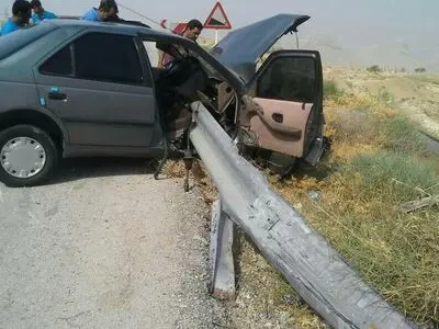 مرگ یک نفر در پی برخورد پژو با گاردریل در محور اراک - قم
