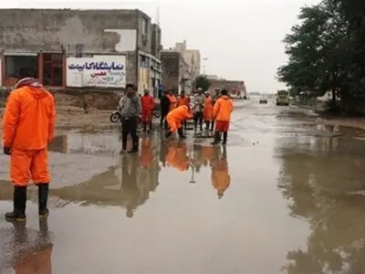 ادامه‌ی عملیات تخلیه آب‌های سطحی معابر اهواز