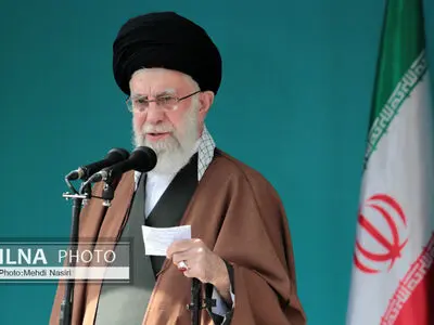 في خطابه في مرقد الامام الراحل.. قائد الثورة: لا یمکن لأحد محو شخصیة الامام الخمیني من ذاکرة التاریخ