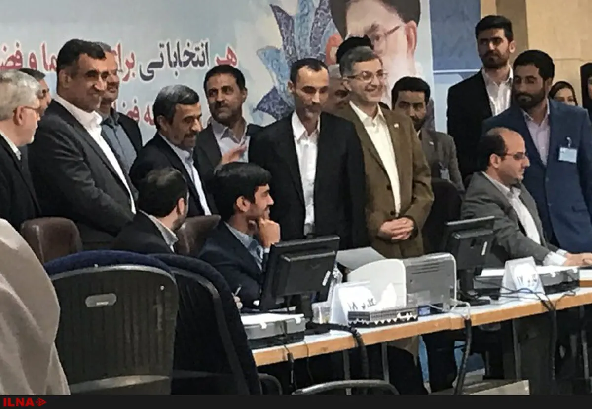 حضور احمدی‌نژاد، مشایی و بقایی در ستاد انتخابات کشور + فیلم