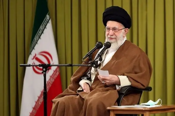 قائد الثورة الاسلامیة: نسأل الله ان یعید رئیس الجمهوریة سالما