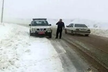 راهداران چهارمحال و بختیاری به ۵۷۵ خودروی گرفتار در برف و کولاک امداد رسانی کردند