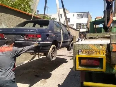 جمع‌آوری خودروهای فرسوده از معابر عمومی تبریز ادامه دارد