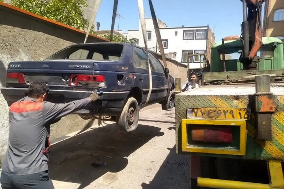 جمع‌آوری خودروهای فرسوده از معابر عمومی تبریز ادامه دارد