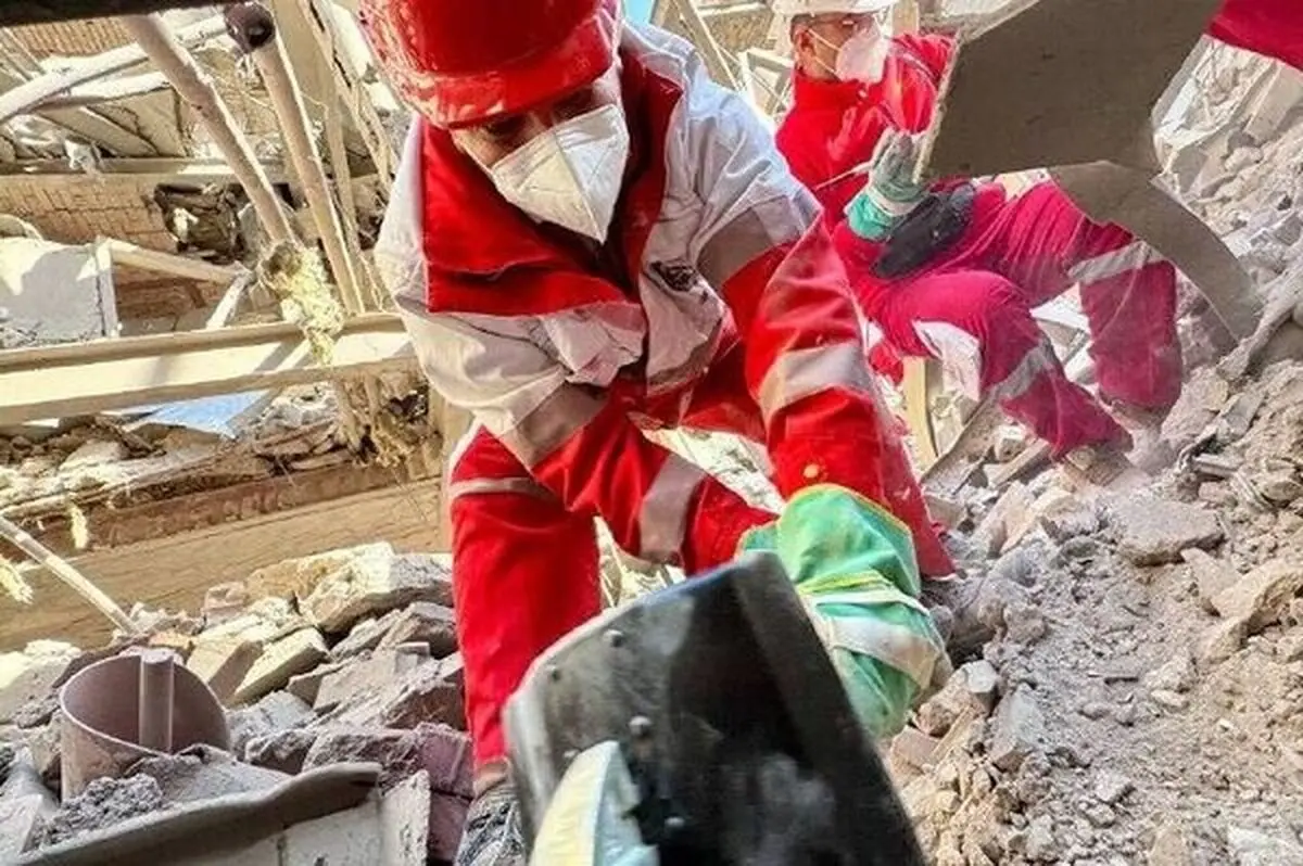 نجات ۳ کارگر از حادثه سقوط بنای فرسوده در علی‌آبادکتول
