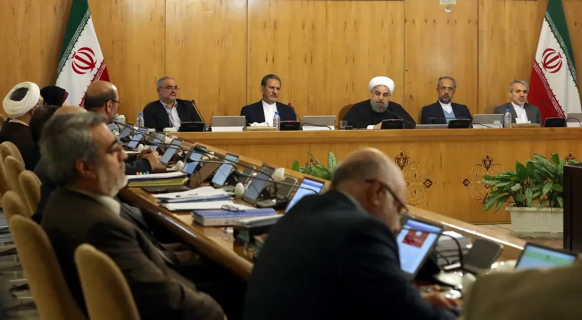 همه قوا، نهادها و نیروهای مسلح برای تحقق هر چه بیشتر اقتصاد مقاومتی به میدان بیایند/مبارزه با قاچاق را باید از مرزها آغاز کرد