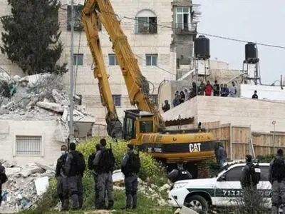 اقدام سران صهیونیستی به اجبار خانواده فلسطینی برای تخریب ۳ خانه در جنوب قدس
