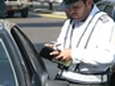 هنگام ارائه مدارک به مأموران، رسید دریافت کنید