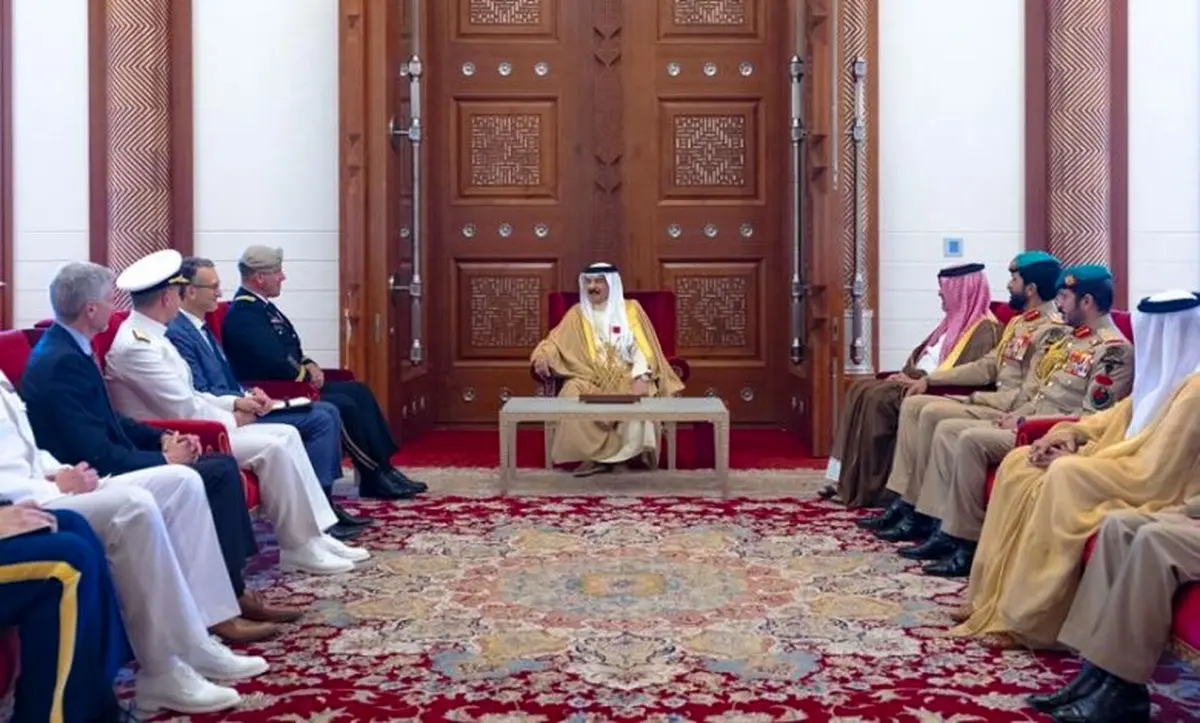 دیدار پادشاه بحرین با فرمانده سنتکام