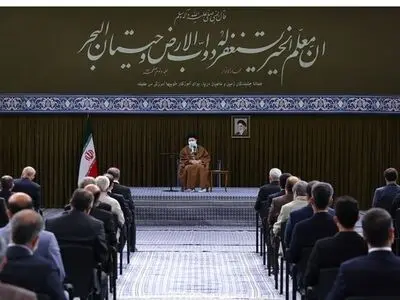 قائد الثورة : 12 عاما من التعلیم للتلامذة اکبر فرصة لمأسسة اهداف الثورة 
