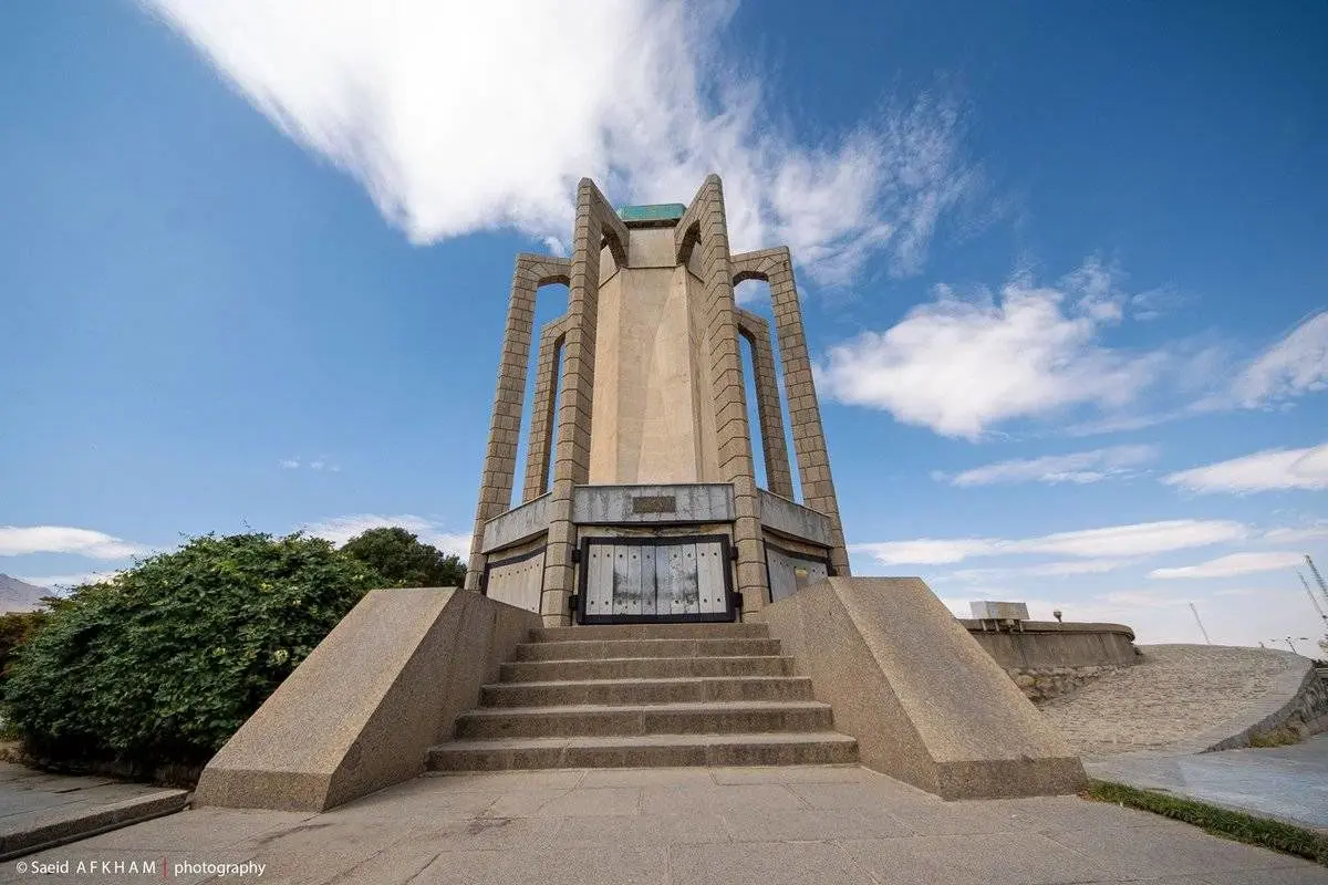 آرامگاه باباطاهر همدان آسیب دید