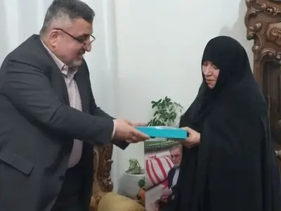 حضور جمعی از مسئولان وزارت دفاع در منزل شهید فخری زاده/ رونمایی از کتاب ملکوت کوانتوم