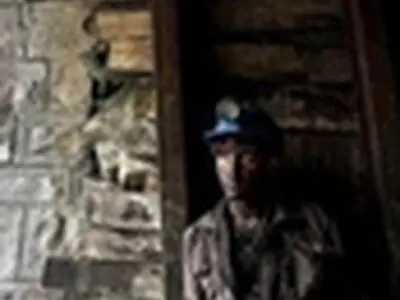 اعتراض صنفی کارگران معدن «همکار» همزمان با حضور مقامات استانی