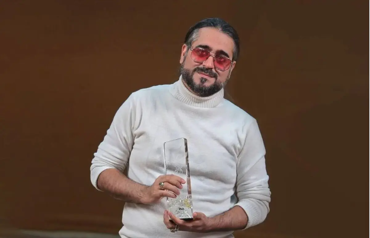 سعید نجاتی سیمرغ بلورین خود را به جانباز جنگ رمضان تقدیم کرد