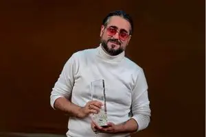 سعید نجاتی سیمرغ بلورین خود را به جانباز جنگ رمضان تقدیم کرد