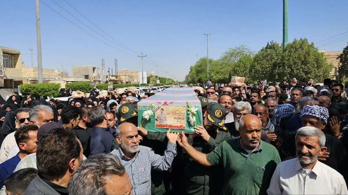 آبادانی ها با پیکر پاک سرباز شهید مجتبی بوخضیری وداع کردند