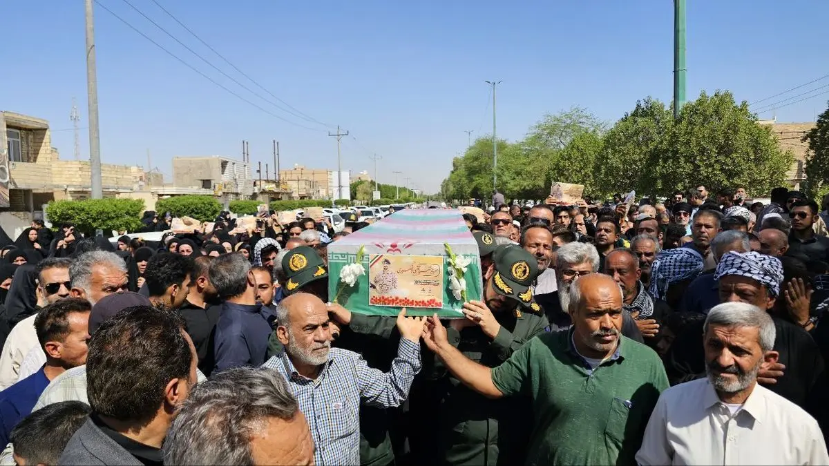 آبادانی ها با پیکر پاک سرباز شهید مجتبی بوخضیری وداع کردند