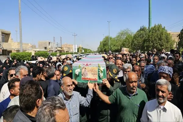 آبادانی ها با پیکر پاک سرباز شهید مجتبی بوخضیری وداع کردند