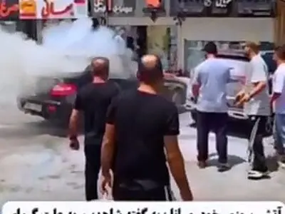 آتش‌سوزی خودرو رانا به علت تابش مستقیم خورشید به الکل یا اسپری موجود در خودرو در بازار روز چالوس + فیلم