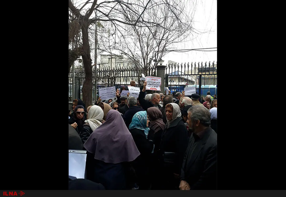 بازنشستگان کشوری مقابل وزارت کار تجمع کردند/اجرای قانون و عمل به همسان‌سازی، خواسته‌ مستمری‌بگیران