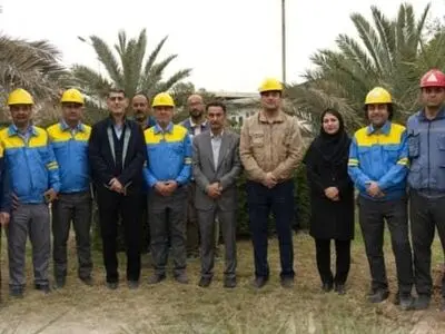 کاشت درخت نخل در پتروشیمی بوعلی سینا توسط کارکنان