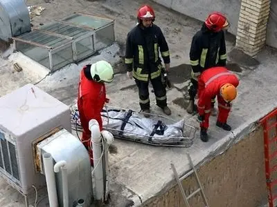 جان باختن مرد 43 بر اثر سقوط از ساختمان در مشهد