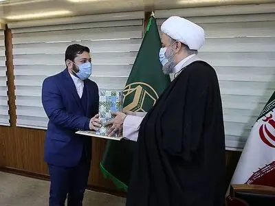 تجلیل دبیرکل مجمع جهانی تقریب مذاهب اسلامی از مدیر رادیو وحدت