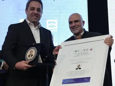تجلیل از رئیس اتاق بازرگانی البرز در شانزدهمین همایش روابط‌عمومی الکترونیک