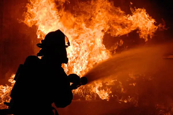 آتش‌سوزی گسترده ساختمان مسکونی در بندرعباس / یک فروند قایق موتوری و ۶ دستگاه موتور سیکلت در آتش سوختند 