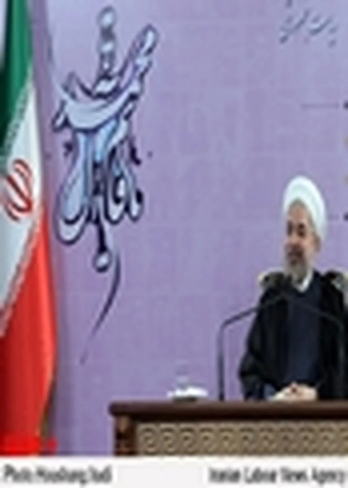 صادرکنندگان نمونه لوح و تندیس خود را از دست شخص اول اجرایی کشور دریافت می‌کنند