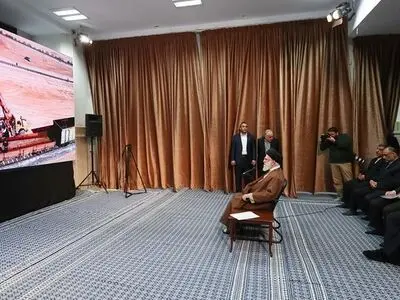 قائد الثورة الاسلامیة یتفقد معرض القدرات الإنتاجیة الإیرانیة
