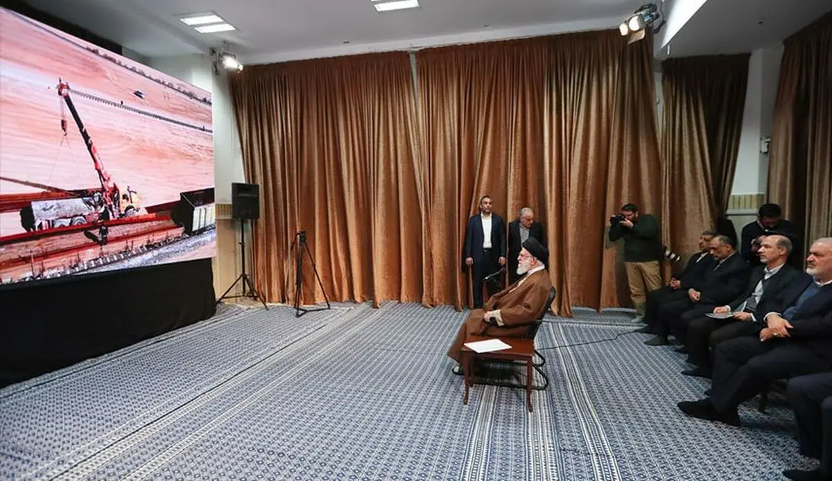 قائد الثورة الاسلامیة یتفقد معرض القدرات الإنتاجیة الإیرانیة