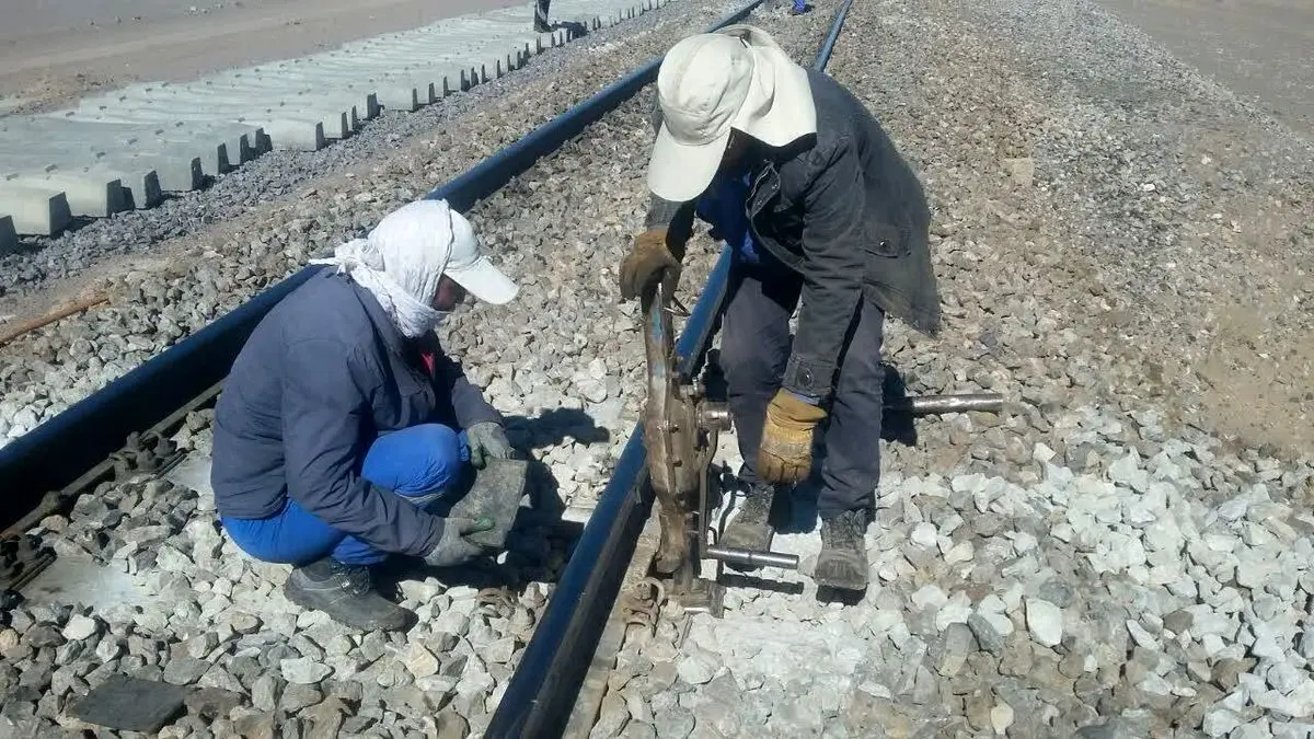 درخواست کارگران ابنیه فنی شمال غرب از مدیرعامل راه‌آهن/ پیگیر مطالبات عقب‌افتاده ما باشید