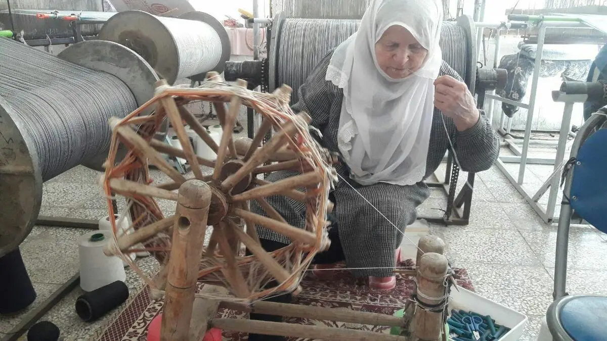 گلایه کارآفرین بیدختی از عدم حمایت مسئولان از هنر طون بافی