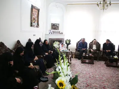 دختر رئیس جمهور در منزل خانواده جانباختگان حادثه کرمان حضور یافت