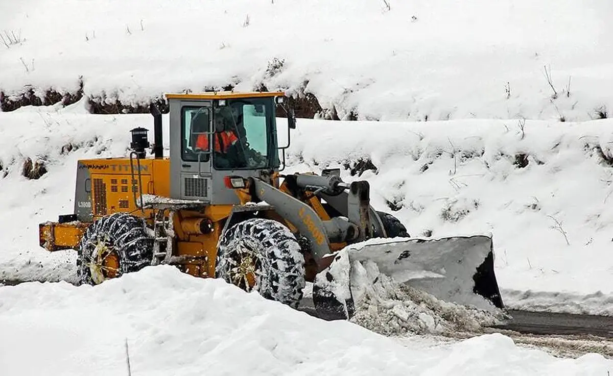 برف‌روبی بیش از ١۴هزار کیلومتر معبر شهری و جاده‌ای خراسان رضوی/ امدادرسانی هلال احمر به ۳۴ خودرو گرفتار 