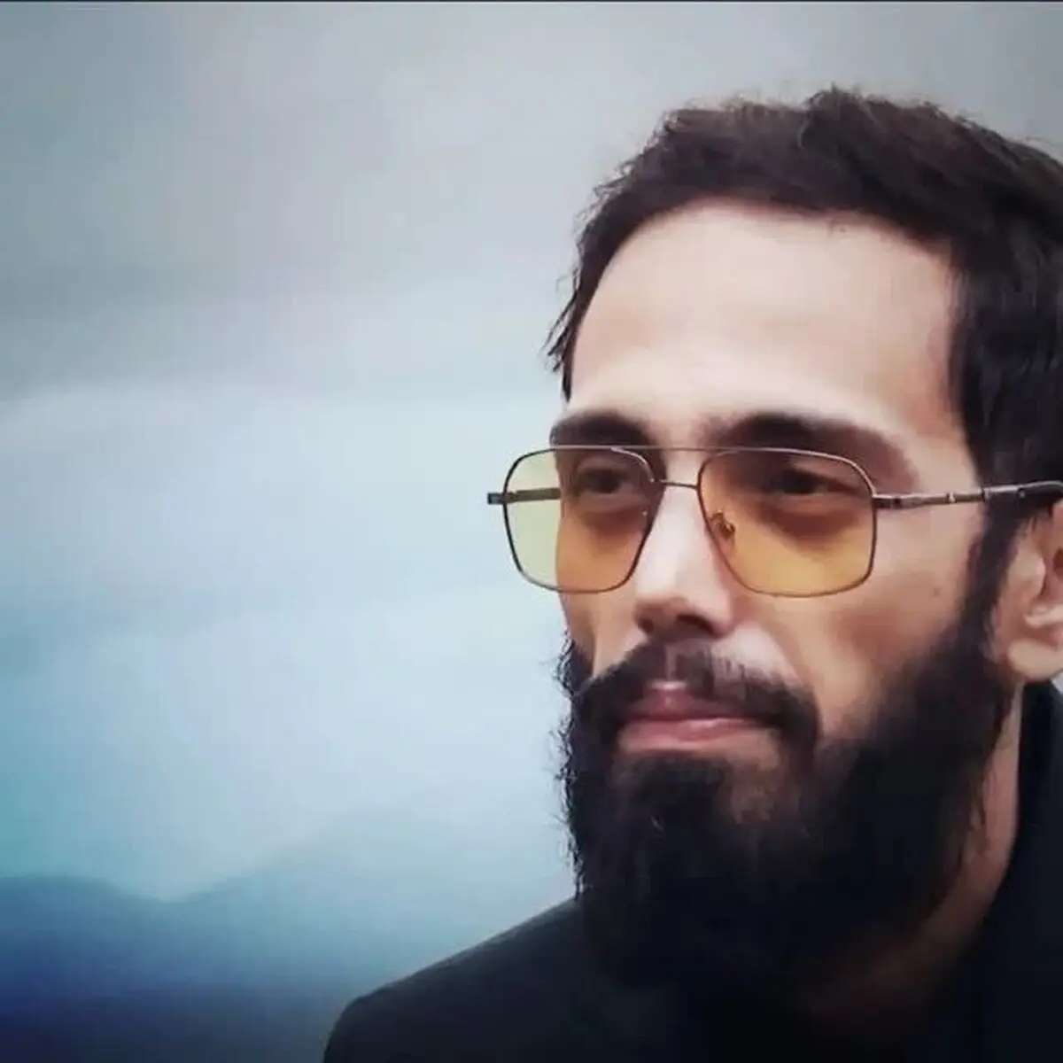 اعتراض فرزند احمد عزیزی به برنامه تلویزیونی «زمانه»/ هویت و شخصیت پدرم را تحریف کردند