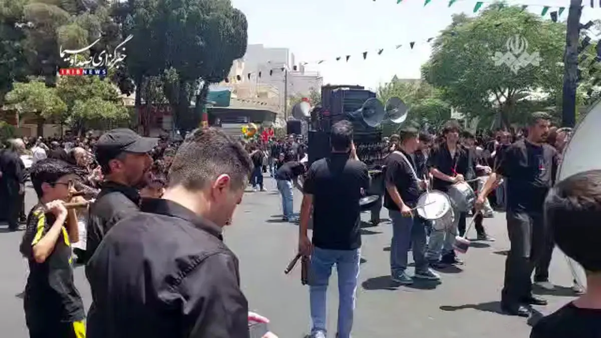 مراسم ظهر عاشورا و دسته های زنجیر زنی در نازی آباد + فیلم