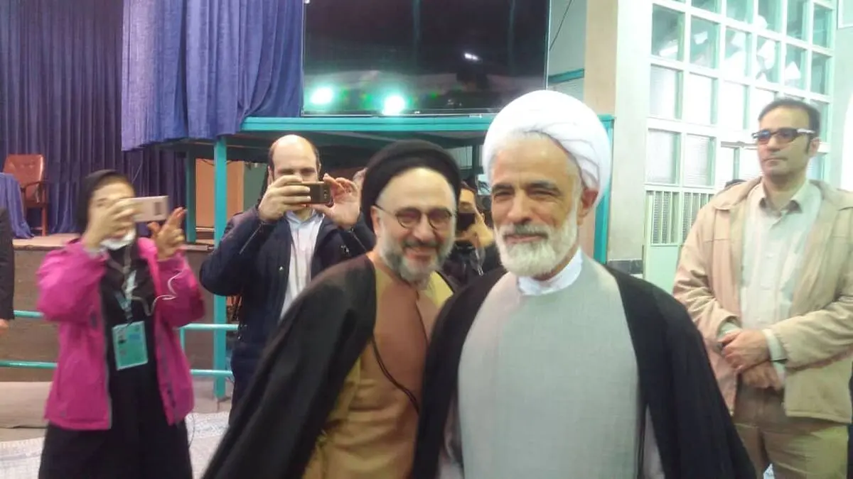 انصاری رای خود را به صندوق انداخت