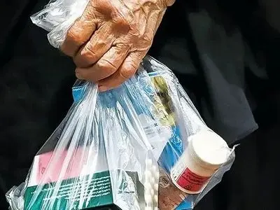 «دارو» ماه به ماه گران می‌شود؛ بیمه تائید نمی‌کند، پولدار، آزاد می‌خرد و بی پول دست خالی برمی‌گردد