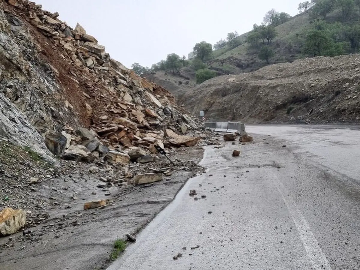 ریزش کوه در گردنه مله‌شوره جاده یاسوج - شیراز / تلاش راهداران برای بازگشایی مسیر