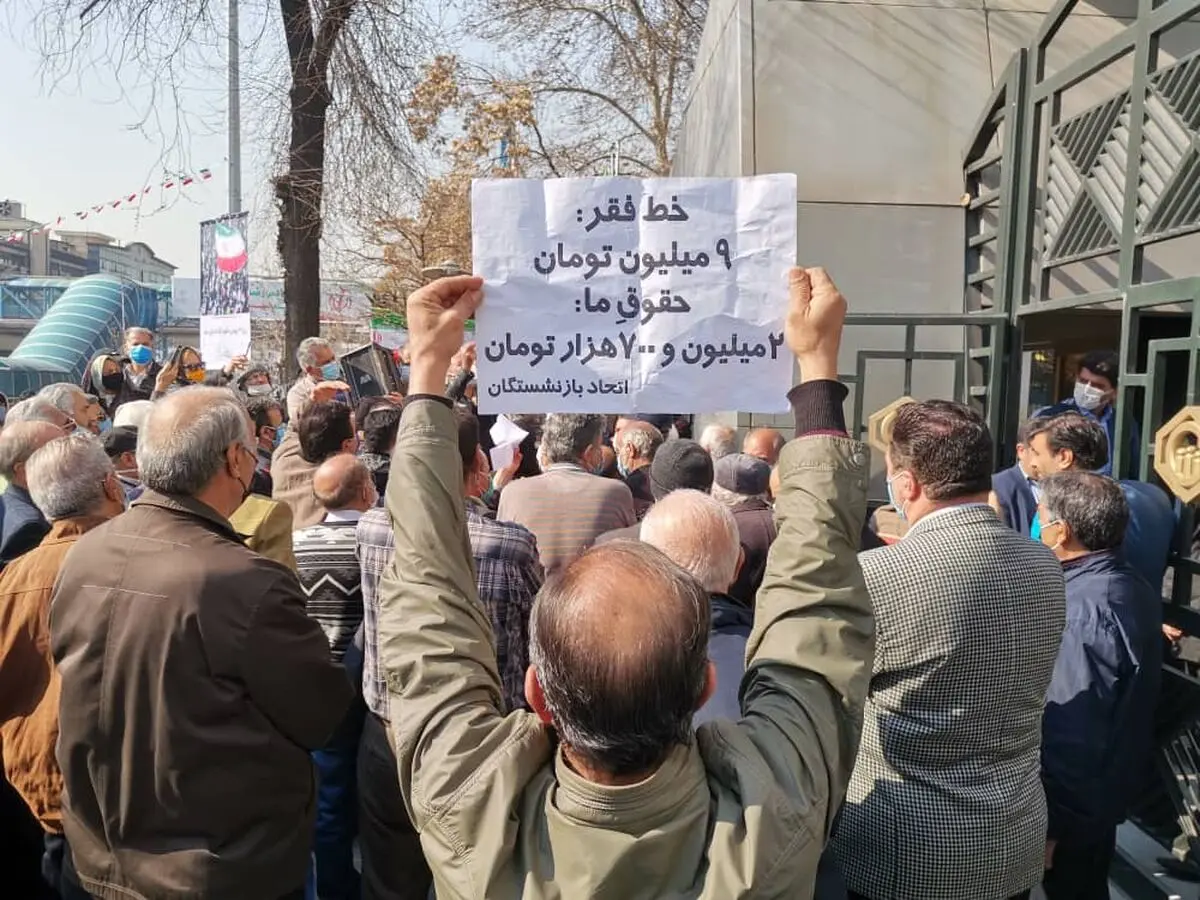 تجمع کارگران بازنشسته مقابل تامین اجتماعی/ خط فقر ۹ میلیون، حقوق ما ۲ میلیون و ۷۰۰!