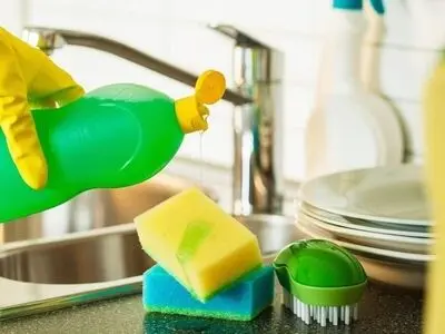 خطرات باقی ماندن مایع ظرفشویی روی ظرف