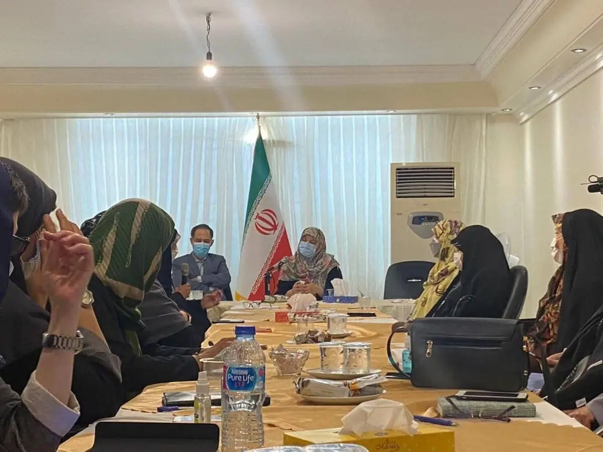 نشست سپیده شبستری با تعدادی از زنان فعال سیاسی 