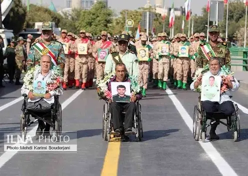 رژه یگان‌های رزمی به مناسبت هفته دفاع مقدس در اصفهان