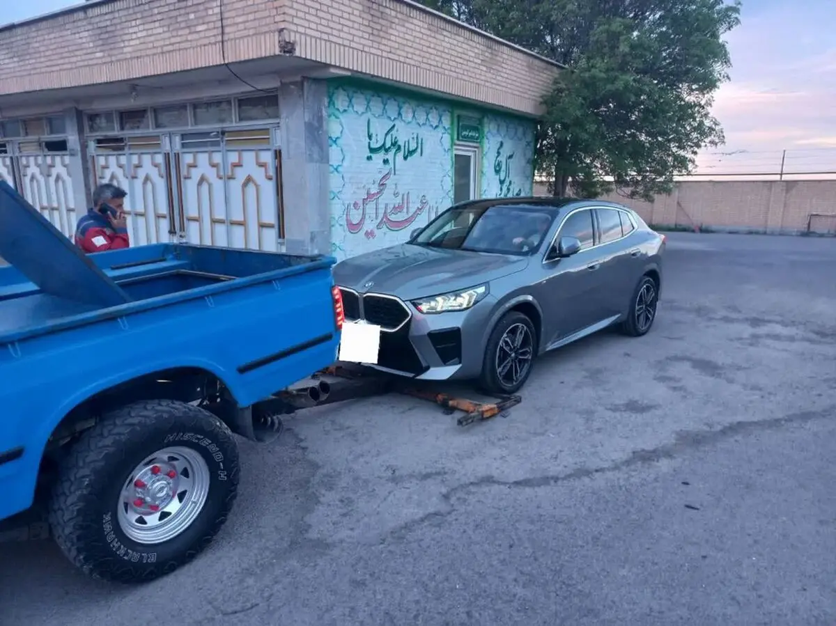 بی ام دبلیو متخلف نتوانست از چنگال پلیس فرار کند 